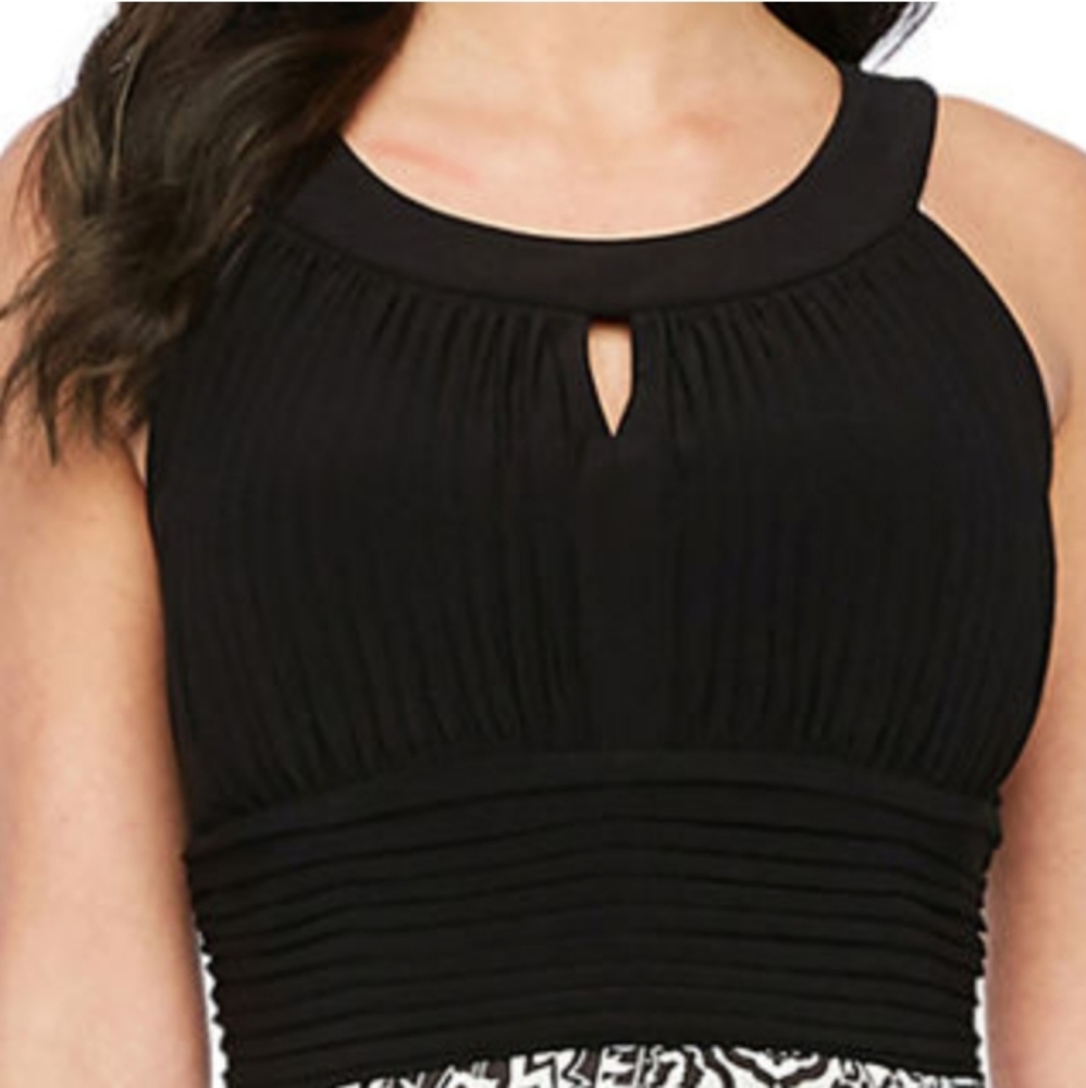 Signature Dress - Picture 3 of 8